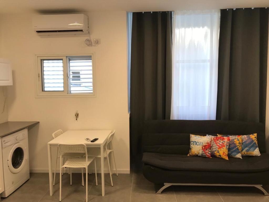 Isramax Low-Cost Apartment Near The Sea. Bat Yam Buitenkant foto